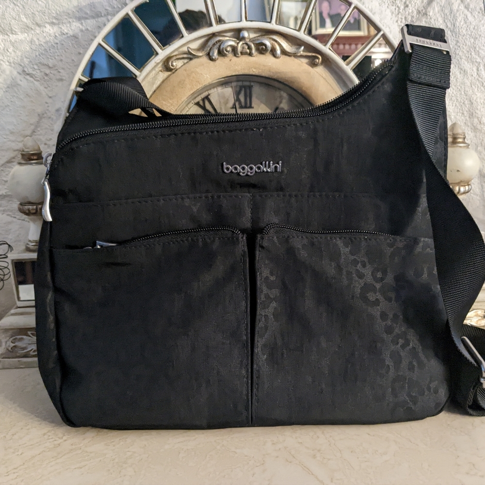 Baggallini Washable Crossover Crossbody W/RFID Wristlet Black Cheetah